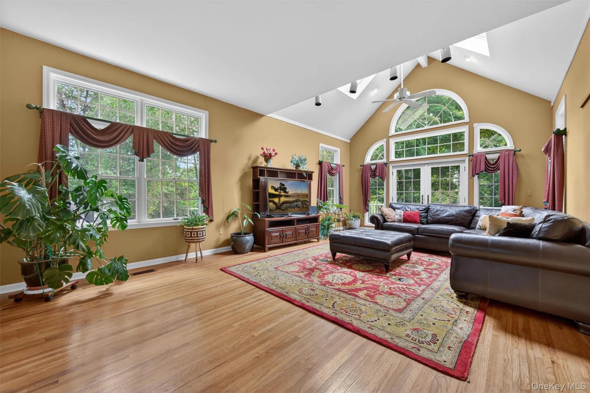 With French doors onto deck With French doors onto deck