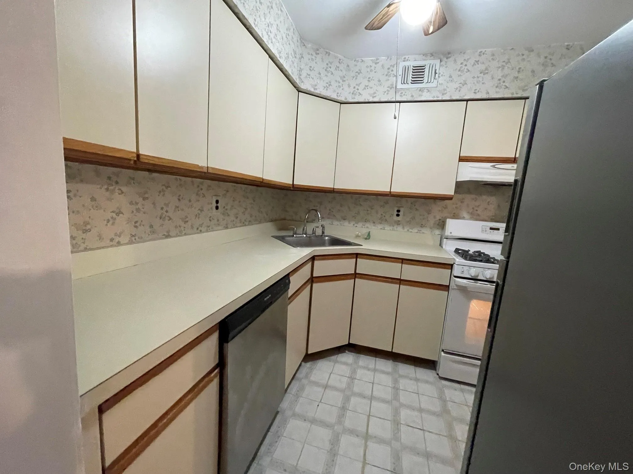 9 Fairview Circle, Riverhead, NY, 2 Bedrooms Bedrooms, 6 Rooms Rooms,1 BathroomBathrooms,Residential Lease,For Rent,Fairview,0,996812 9 Fairview Circle, Riverhead, NY, 2 Bedrooms Bedrooms, 6 Rooms Rooms,1 BathroomBathrooms,Residential Lease,For Rent,Fairview,0,996812