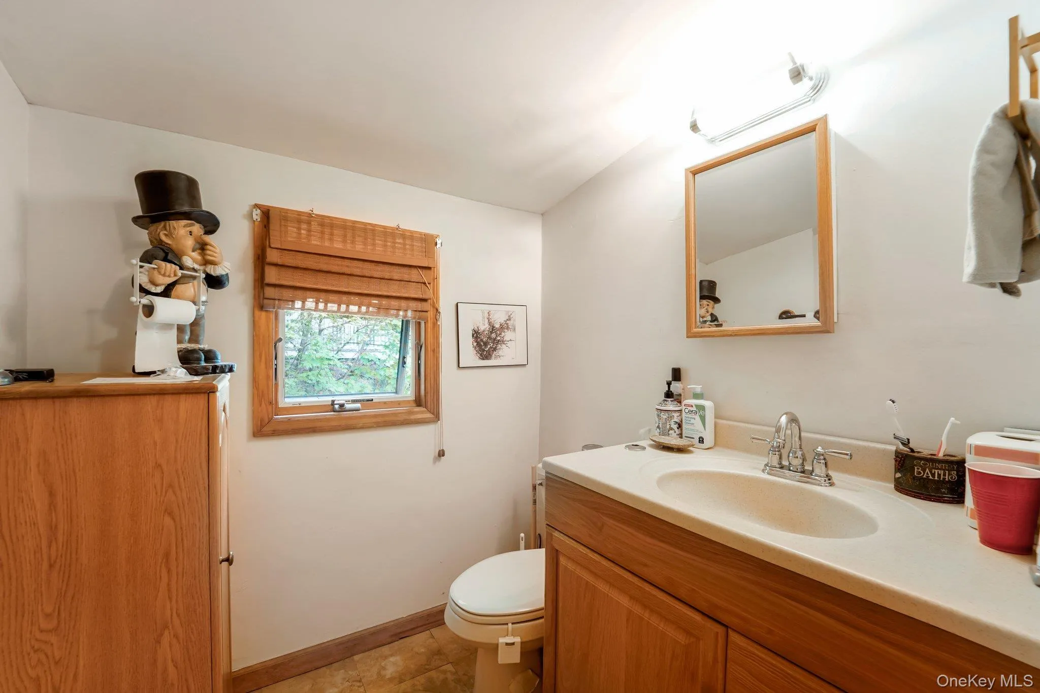 2nd floor half bathroom. 2nd floor half bathroom.