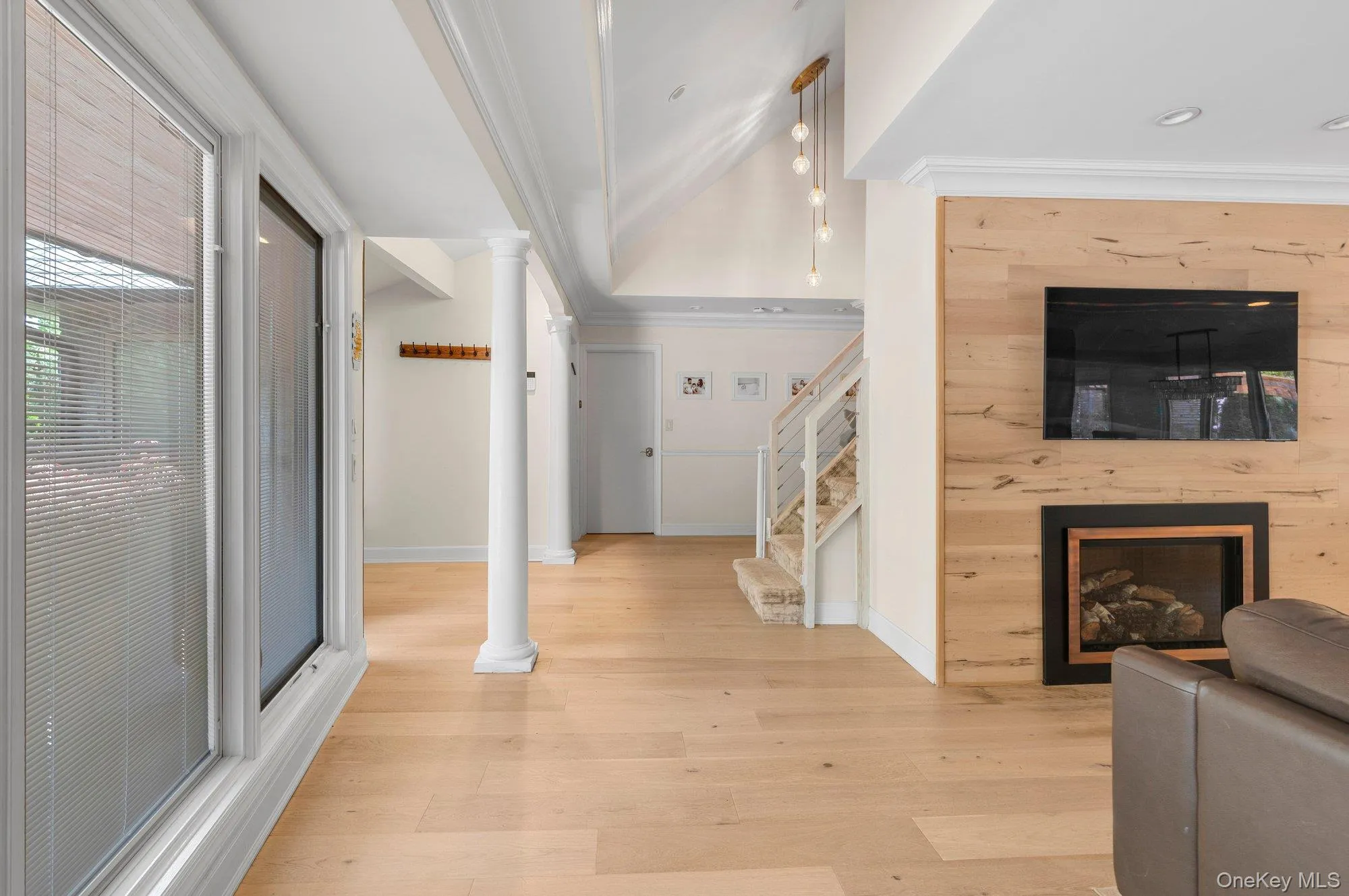 Spacious foyer entry to a beautiful open floor plan home Spacious foyer entry to a beautiful open floor plan home