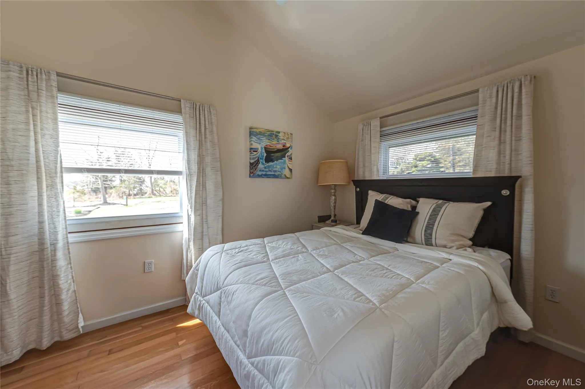 Queen size bedroom Queen size bedroom