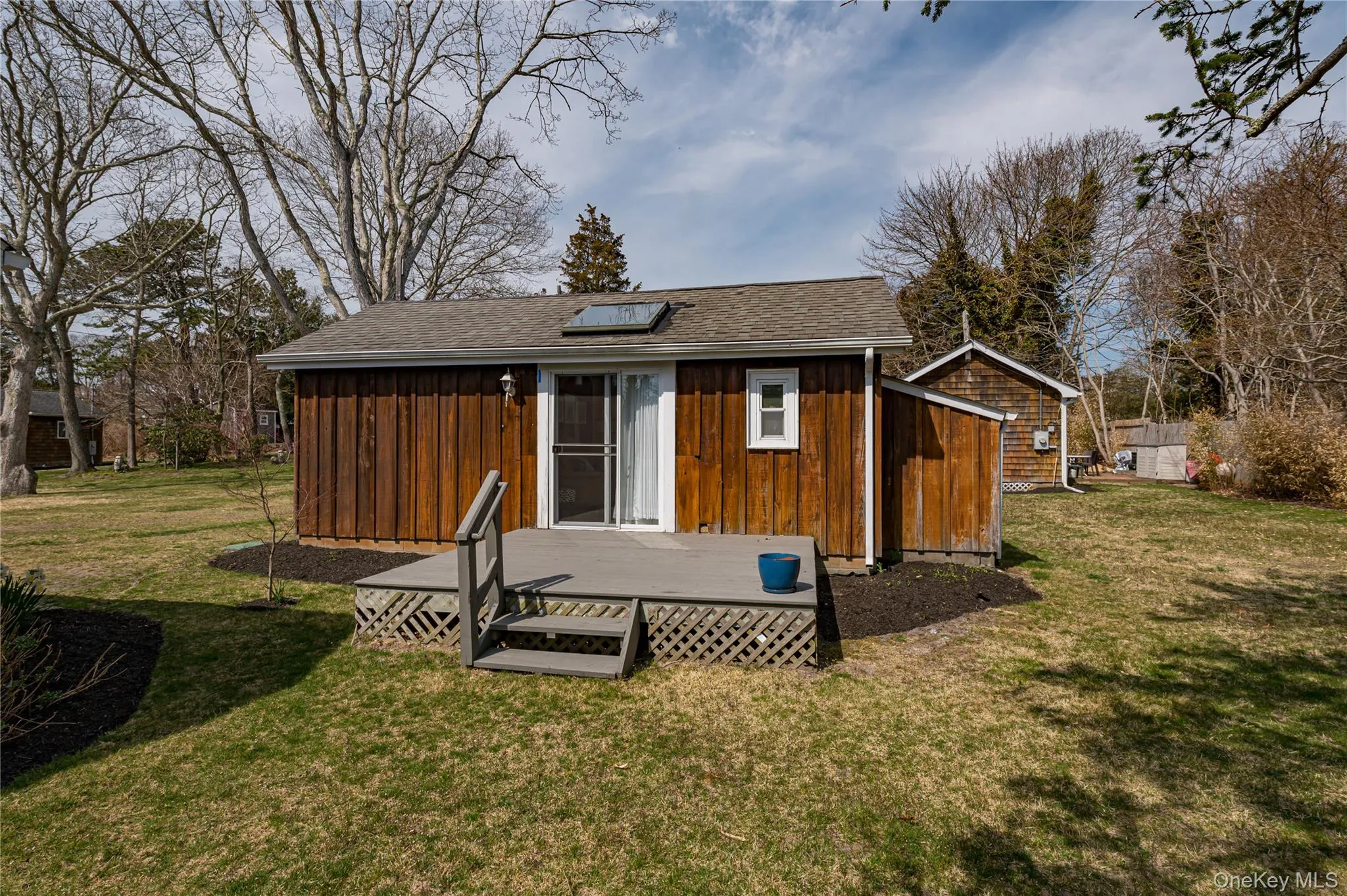 Back deck face the canal room for table and BBQ grill. Back deck face the canal room for table and BBQ grill.
