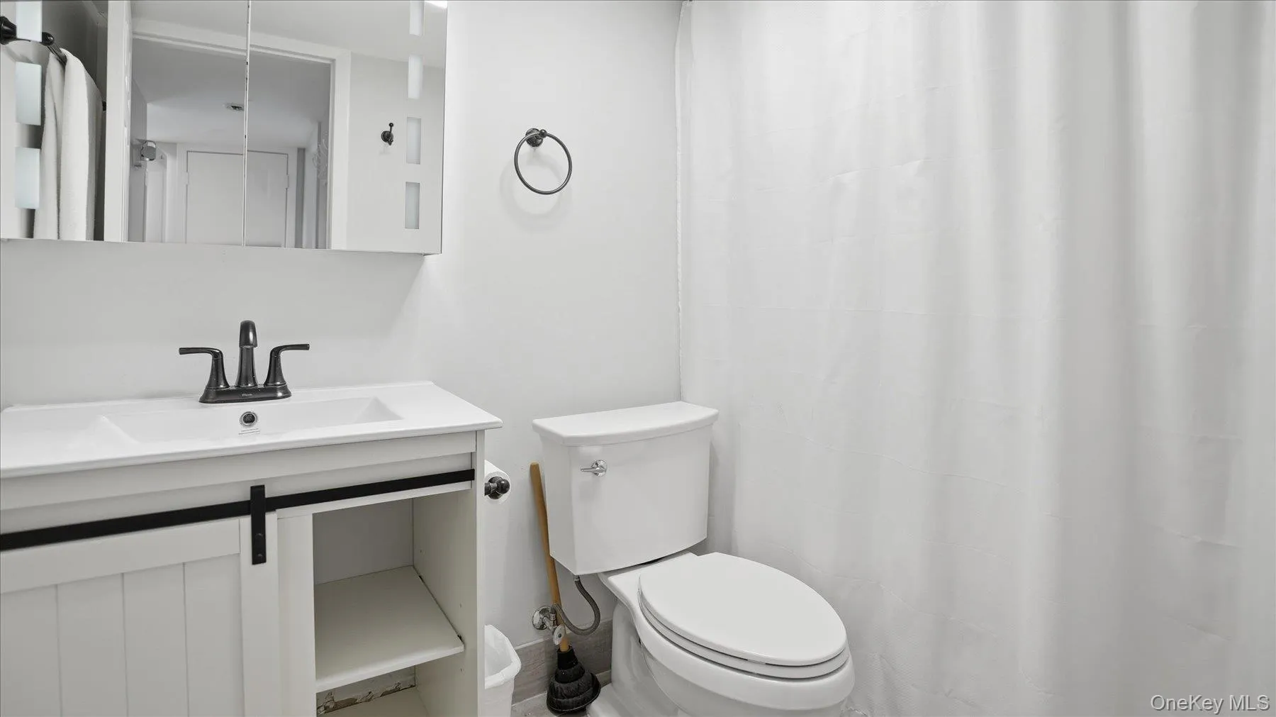 20 Stuart Court, Southampton, NY, 5 Bedrooms Bedrooms, 10 Rooms Rooms,3 BathroomsBathrooms,Residential Lease,For Rent,Stuart,0,996975 20 Stuart Court, Southampton, NY, 5 Bedrooms Bedrooms, 10 Rooms Rooms,3 BathroomsBathrooms,Residential Lease,For Rent,Stuart,0,996975