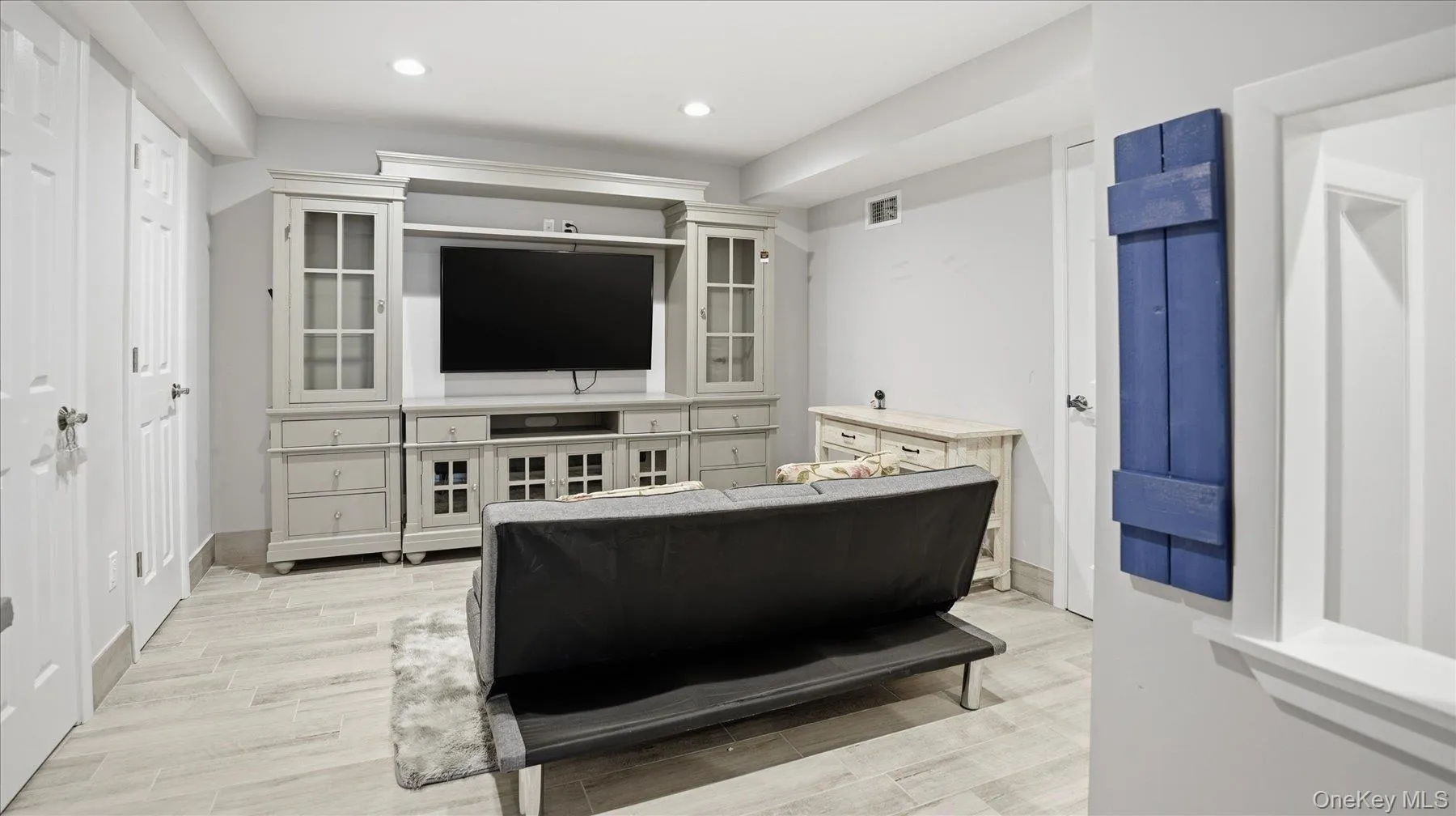 20 Stuart Court, Southampton, NY, 5 Bedrooms Bedrooms, 10 Rooms Rooms,3 BathroomsBathrooms,Residential Lease,For Rent,Stuart,0,996975 20 Stuart Court, Southampton, NY, 5 Bedrooms Bedrooms, 10 Rooms Rooms,3 BathroomsBathrooms,Residential Lease,For Rent,Stuart,0,996975