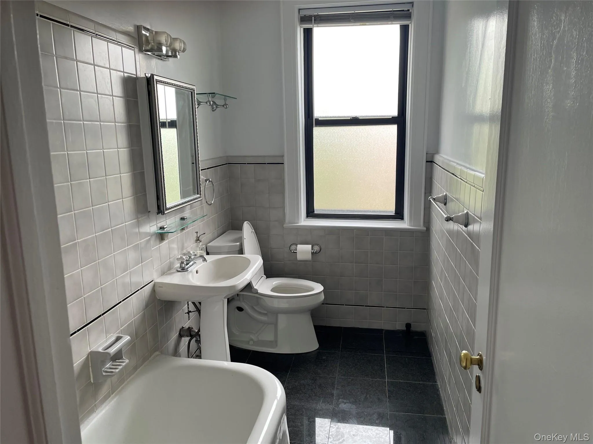 With bathtub/shower combo With bathtub/shower combo