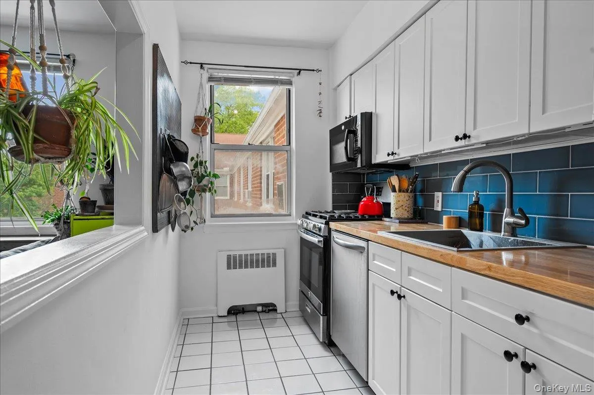 Plenty of cabinet space in kitchen Plenty of cabinet space in kitchen