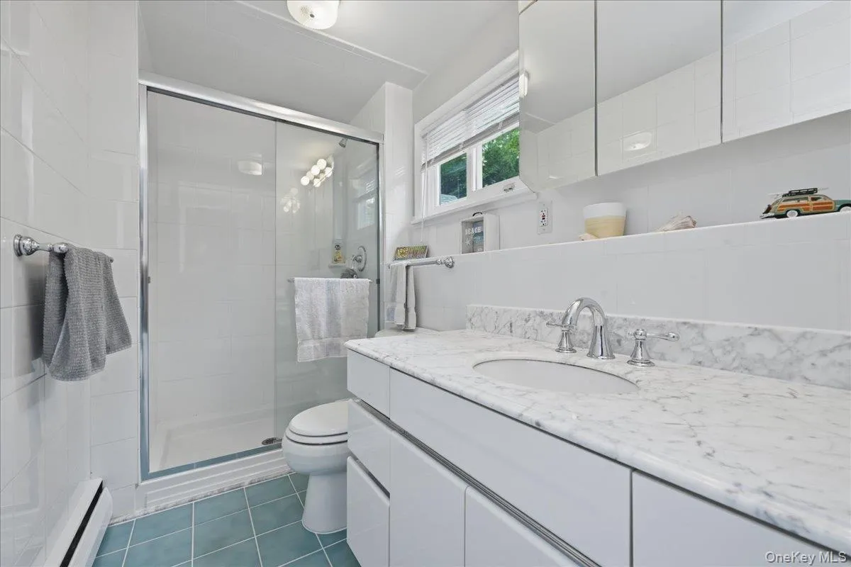 FULL BATH OFF FAMILY ROOM FULL BATH OFF FAMILY ROOM