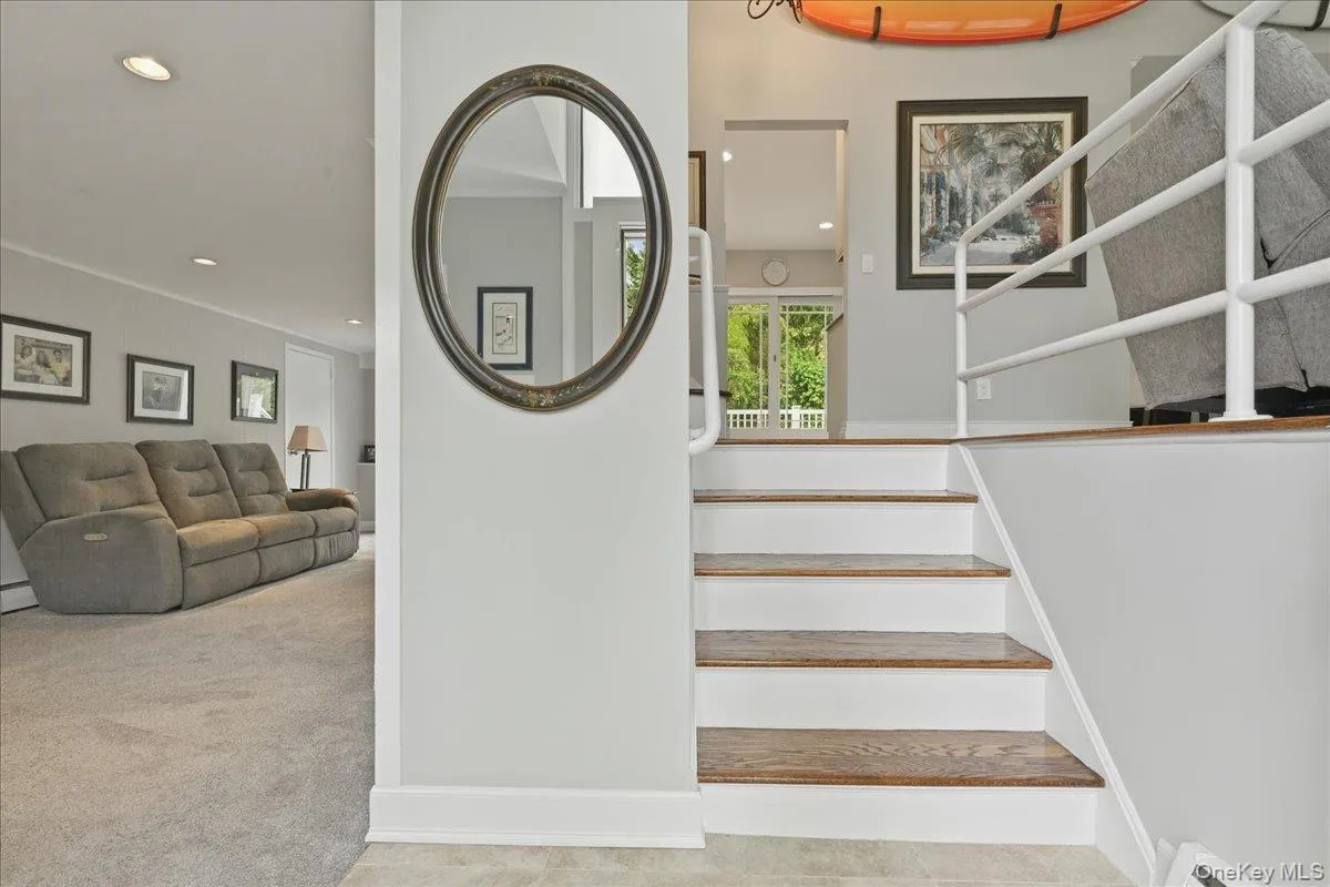 ENTRY (FAMILY ROOM TO THE LEFT) ENTRY (FAMILY ROOM TO THE LEFT)