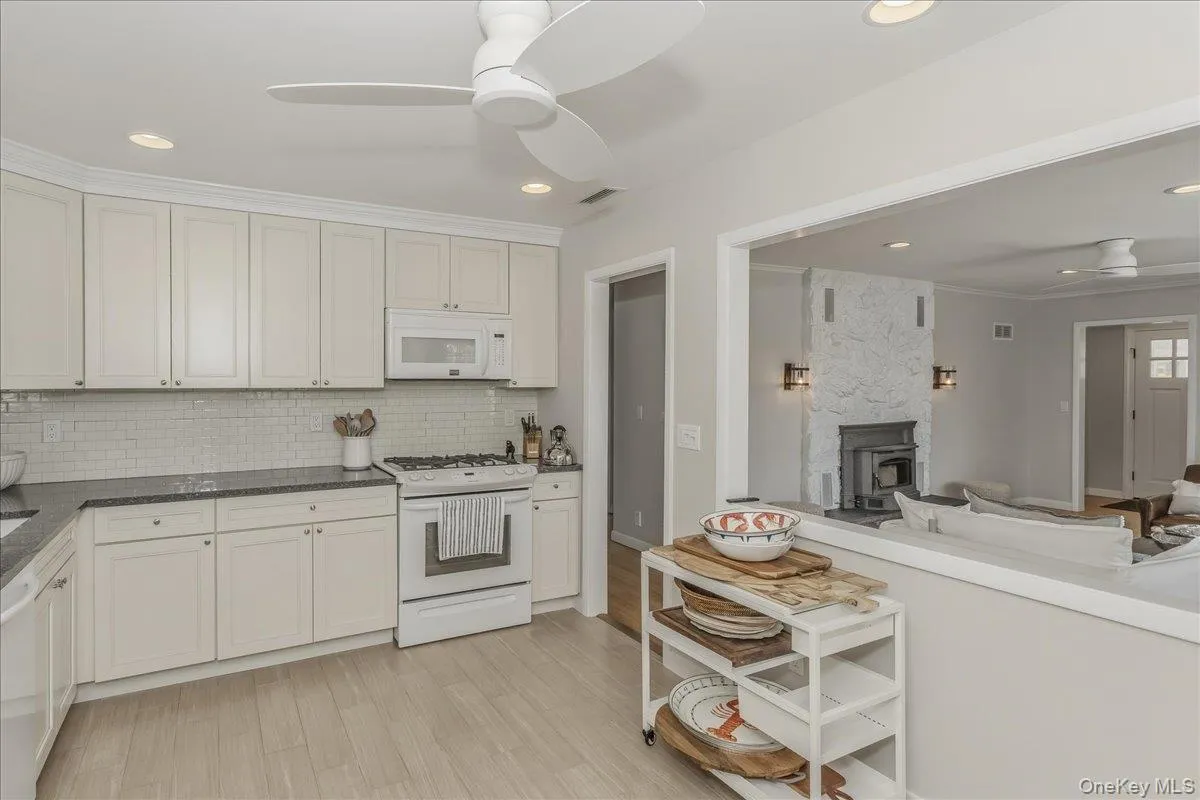 15 Gardners Lane, Southampton, NY, 3 Bedrooms Bedrooms, 7 Rooms Rooms,2 BathroomsBathrooms,Residential Lease,For Rent,Gardners,0,997106 15 Gardners Lane, Southampton, NY, 3 Bedrooms Bedrooms, 7 Rooms Rooms,2 BathroomsBathrooms,Residential Lease,For Rent,Gardners,0,997106