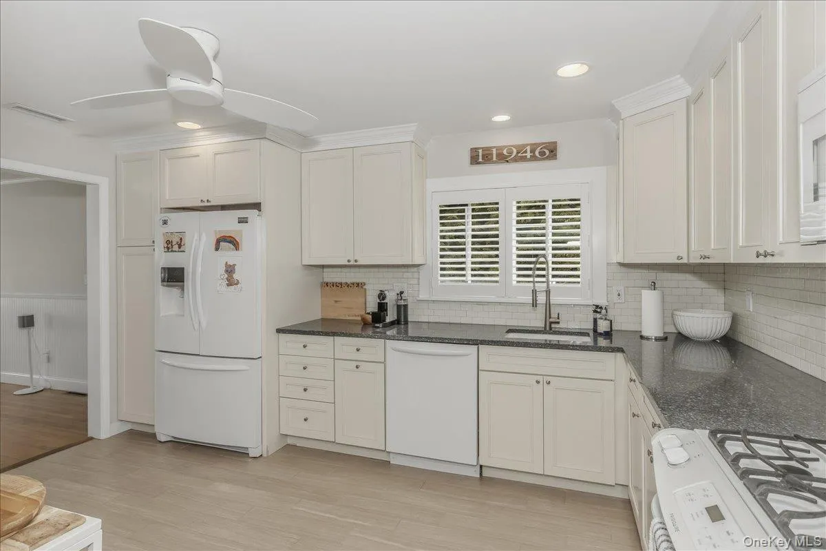 15 Gardners Lane, Southampton, NY, 3 Bedrooms Bedrooms, 7 Rooms Rooms,2 BathroomsBathrooms,Residential Lease,For Rent,Gardners,0,997106 15 Gardners Lane, Southampton, NY, 3 Bedrooms Bedrooms, 7 Rooms Rooms,2 BathroomsBathrooms,Residential Lease,For Rent,Gardners,0,997106