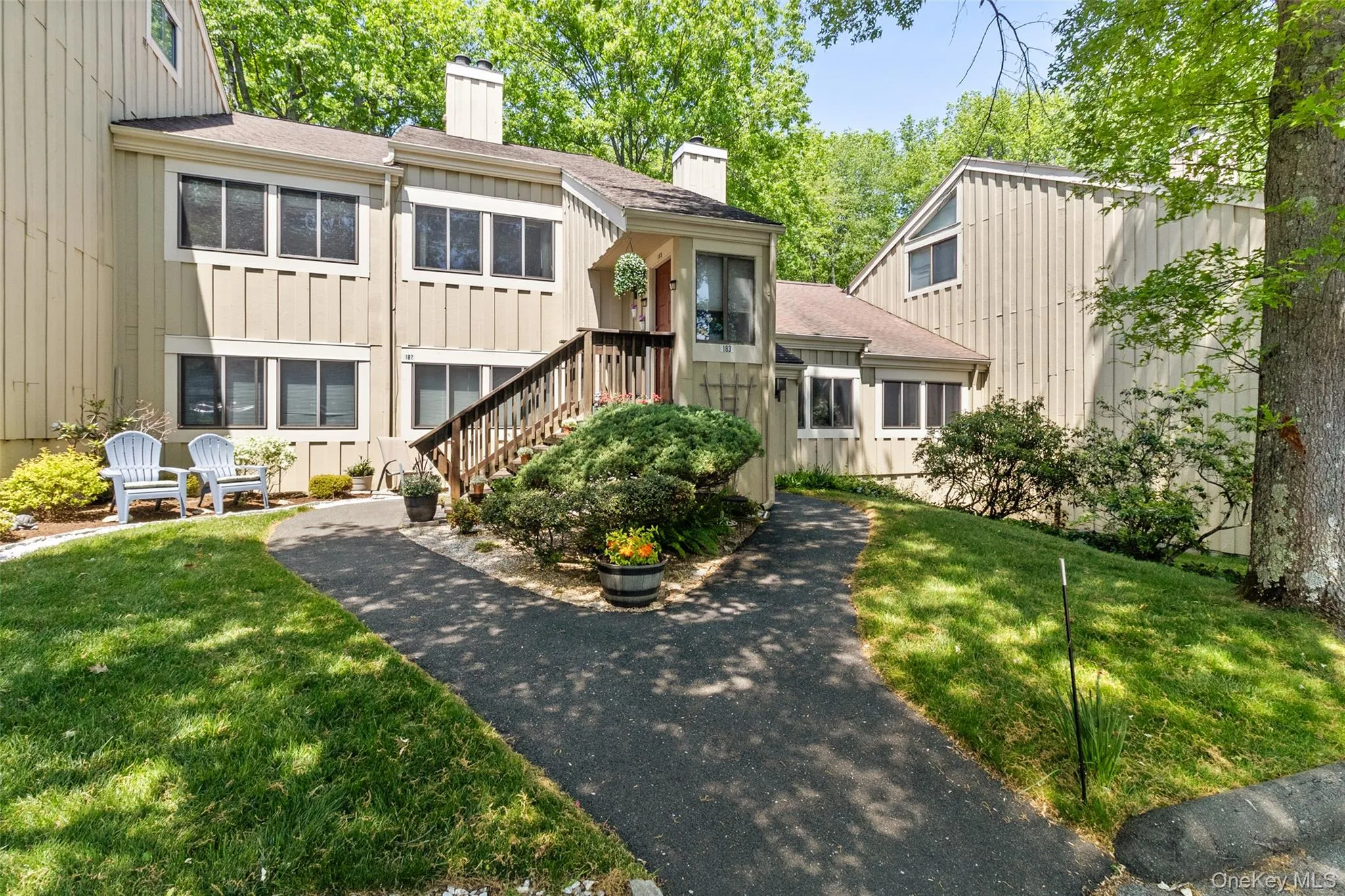 Featuring garden with 2 shade trees Featuring garden with 2 shade trees