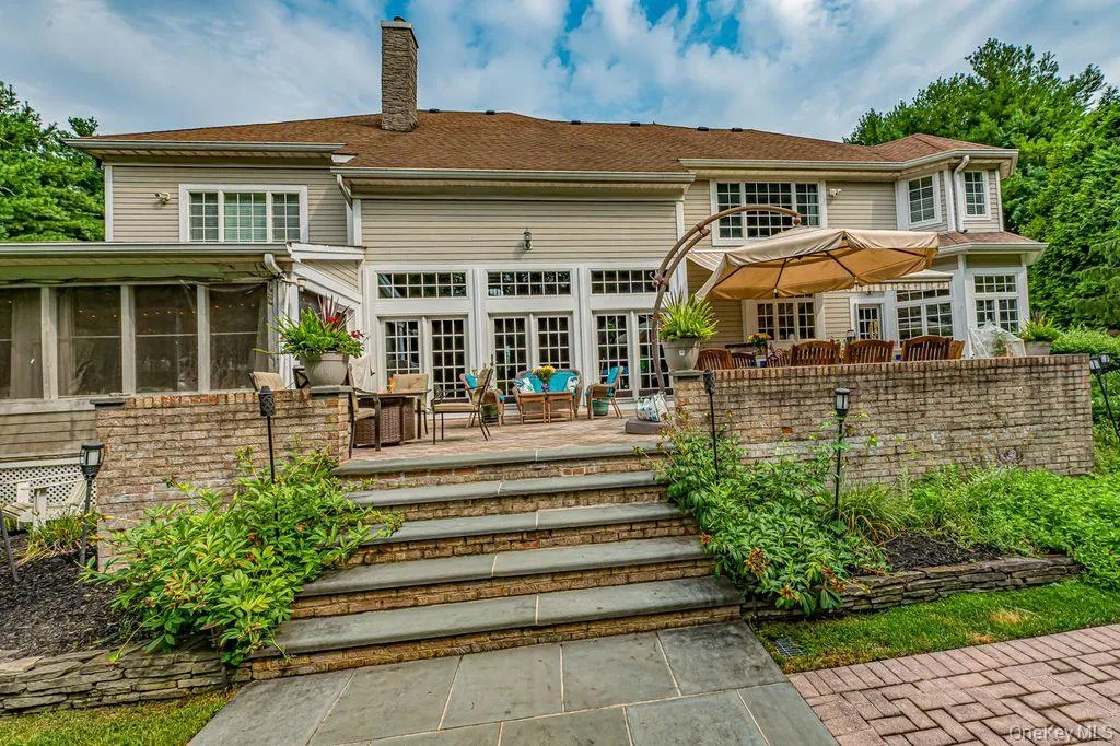 Steps up to outside kitchen and entertaining area Steps up to outside kitchen and entertaining area
