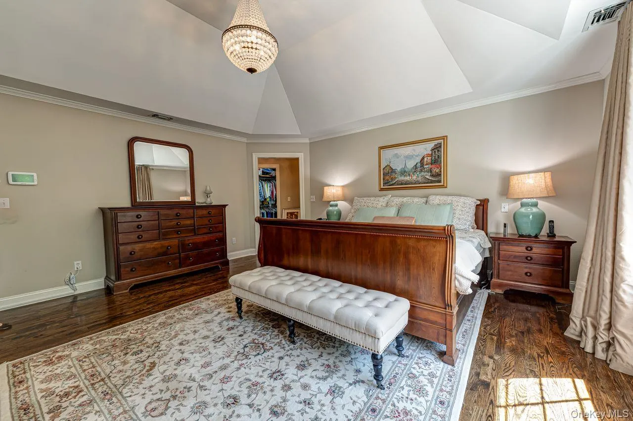 Two walk in closets and Tray Ceiling Two walk in closets and Tray Ceiling
