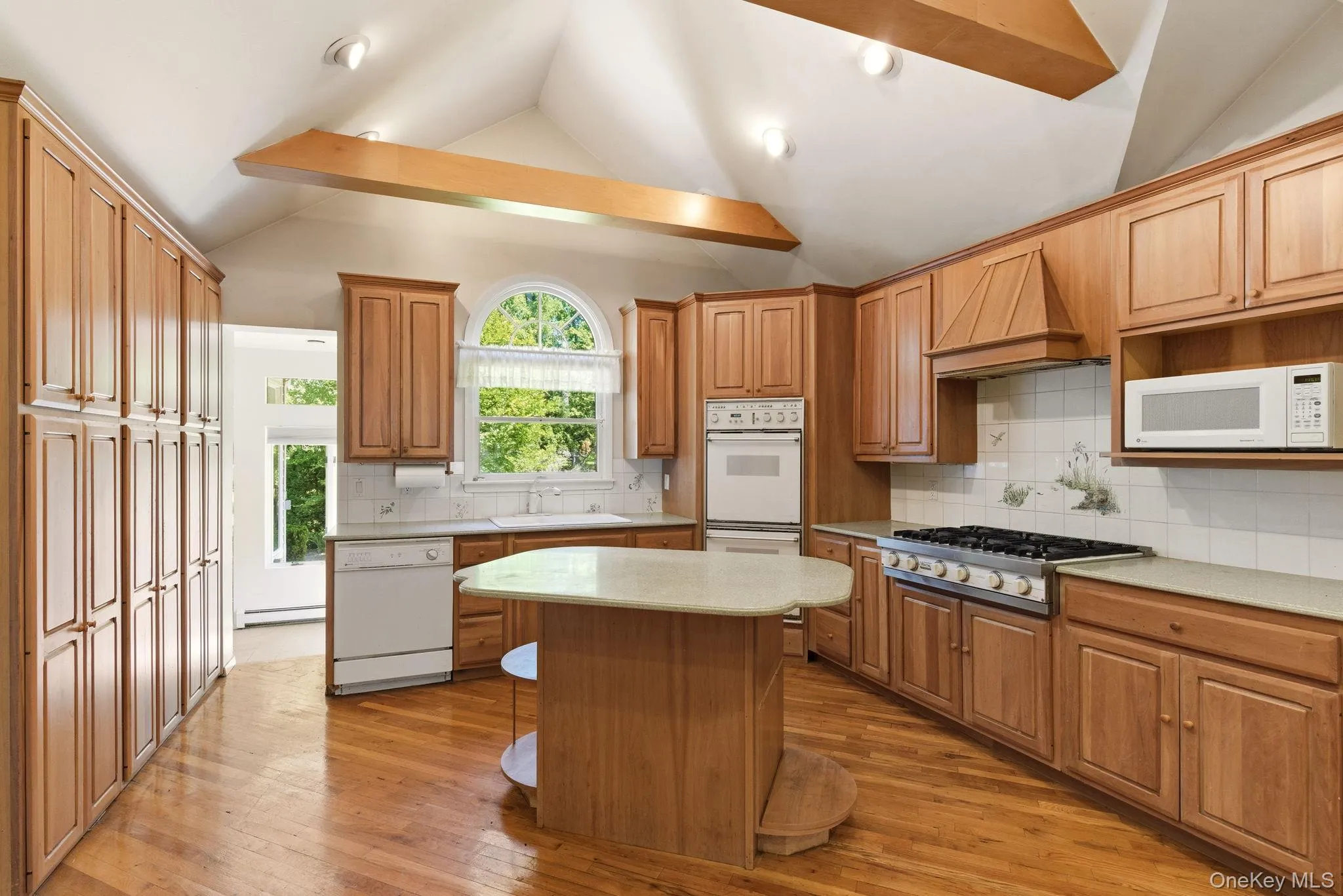 All gas cooking, large kitchen with tons of cabinetry All gas cooking, large kitchen with tons of cabinetry