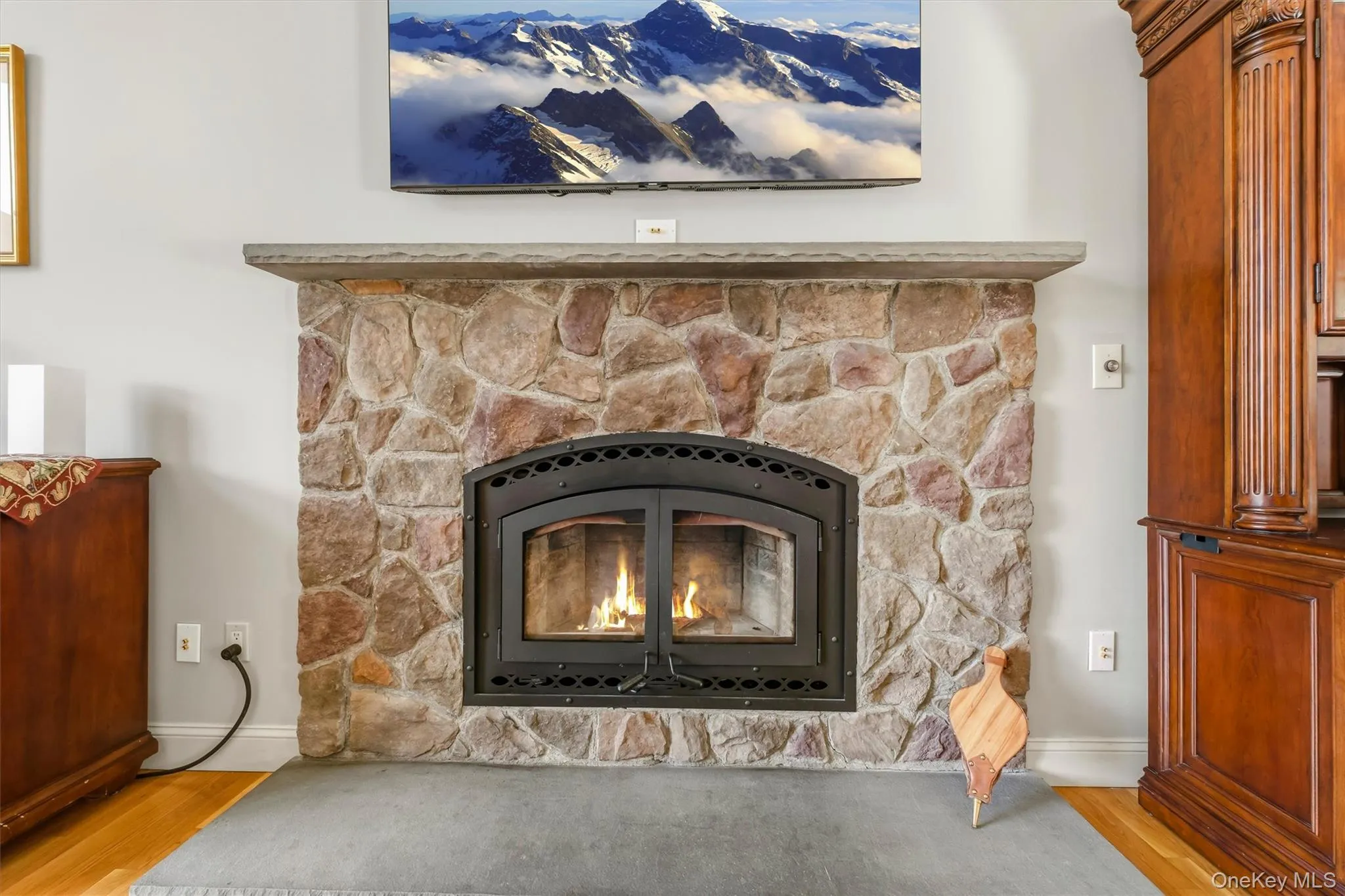 Warm inviting wood burning fireplace in the great room. Warm inviting wood burning fireplace in the great room.