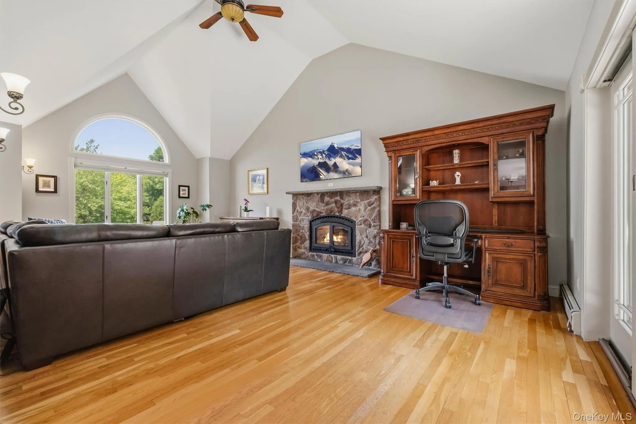 Soaring ceilings with abundant natural light. Soaring ceilings with abundant natural light.