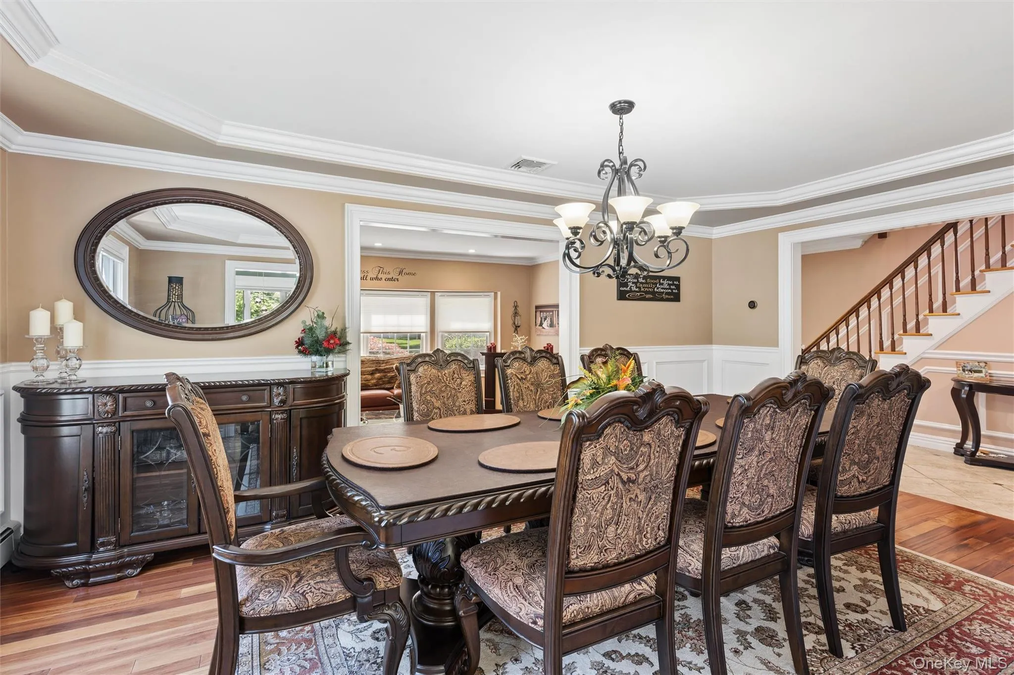 Extra large dining room, hardwood floors and crown moldings. Extra large dining room, hardwood floors and crown moldings.