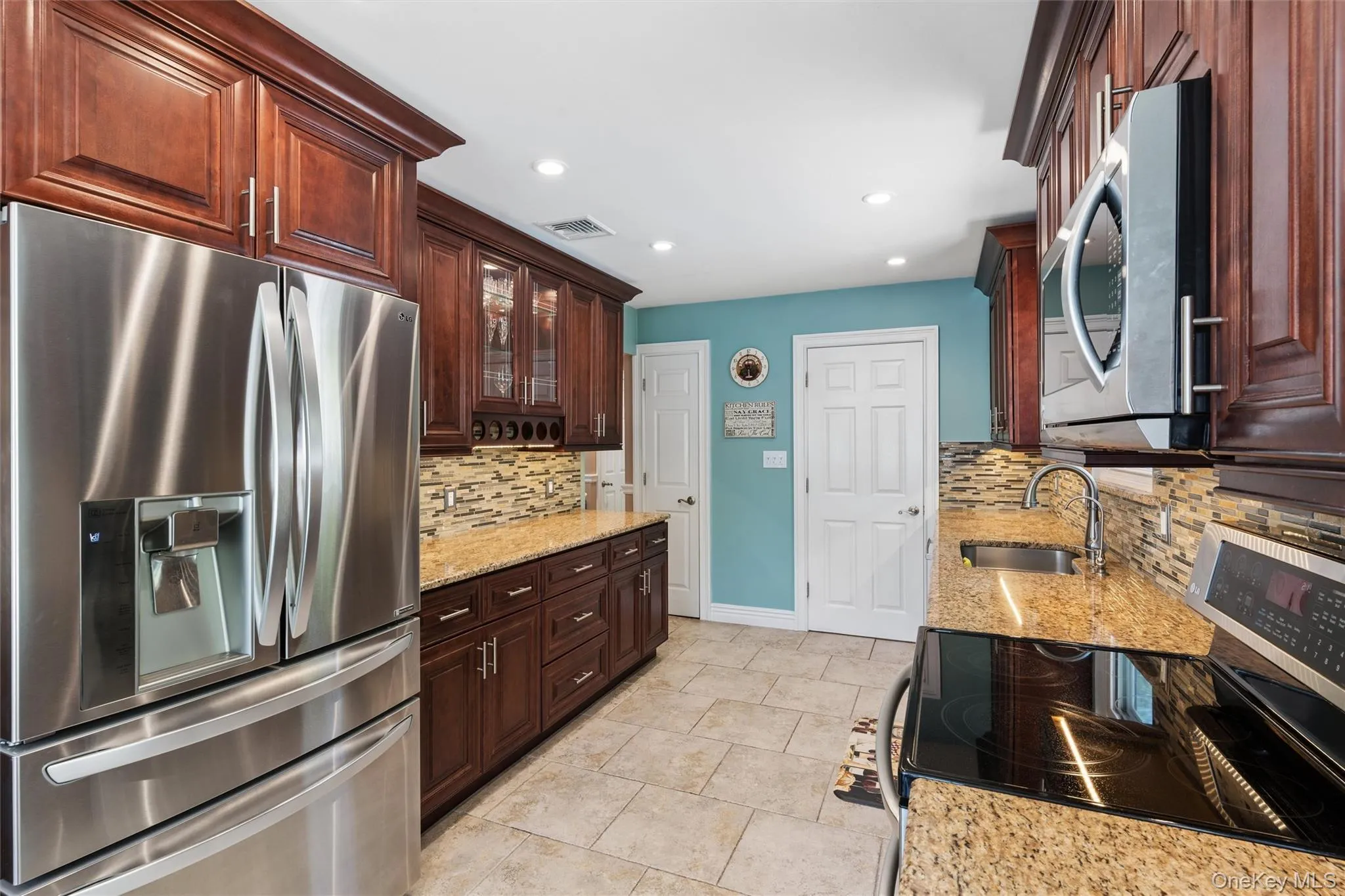 Beautiful cabinets, slow closing doors and drawers. Beautiful cabinets, slow closing doors and drawers.