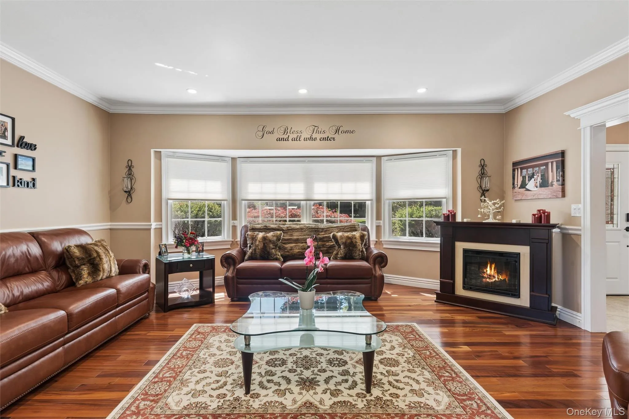 Crown moldings, Andersen windows. Crown moldings, Andersen windows.