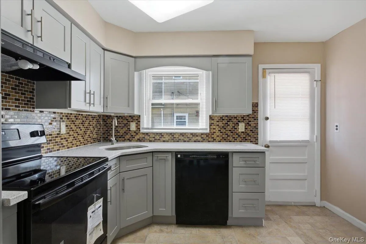 6 Belden Avenue, Yonkers, NY, 3 Bedrooms Bedrooms, 6 Rooms Rooms,2 BathroomsBathrooms,Residential Lease,For Rent,Belden,0,997195 6 Belden Avenue, Yonkers, NY, 3 Bedrooms Bedrooms, 6 Rooms Rooms,2 BathroomsBathrooms,Residential Lease,For Rent,Belden,0,997195