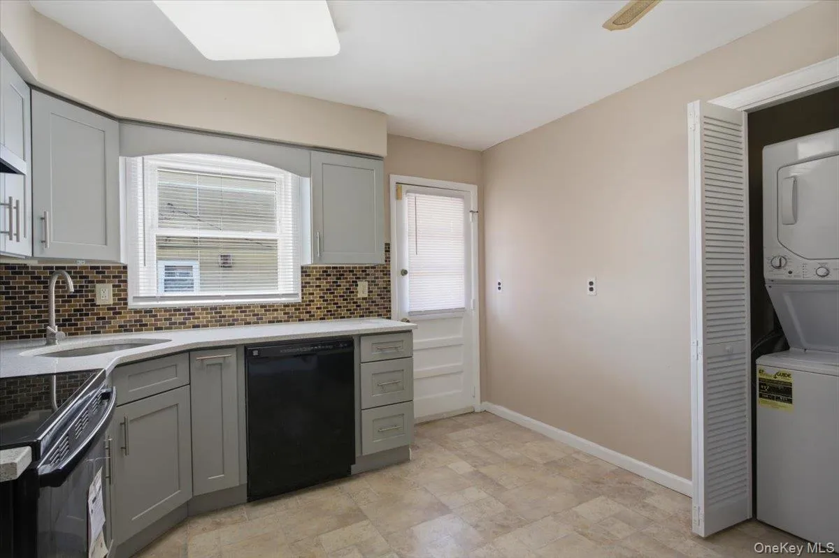 6 Belden Avenue, Yonkers, NY, 3 Bedrooms Bedrooms, 6 Rooms Rooms,2 BathroomsBathrooms,Residential Lease,For Rent,Belden,0,997195 6 Belden Avenue, Yonkers, NY, 3 Bedrooms Bedrooms, 6 Rooms Rooms,2 BathroomsBathrooms,Residential Lease,For Rent,Belden,0,997195