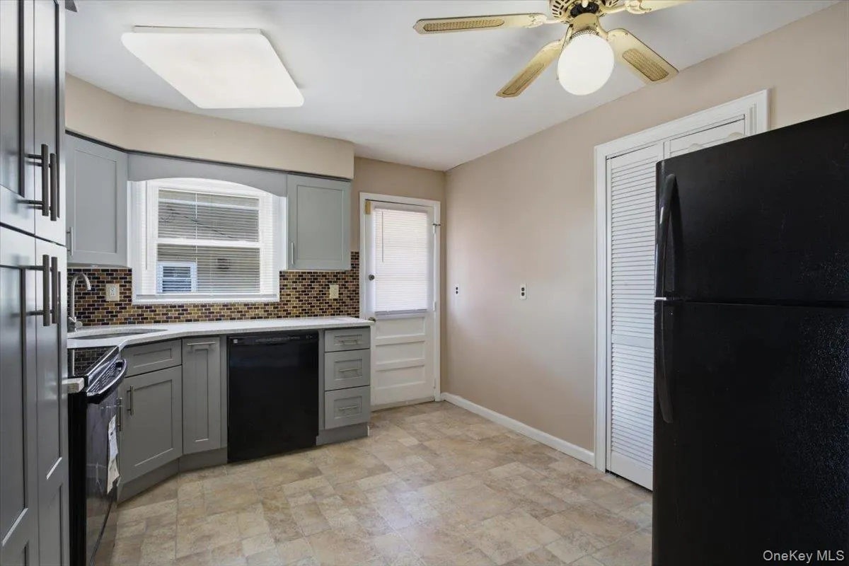 6 Belden Avenue, Yonkers, NY, 3 Bedrooms Bedrooms, 6 Rooms Rooms,2 BathroomsBathrooms,Residential Lease,For Rent,Belden,0,997195 6 Belden Avenue, Yonkers, NY, 3 Bedrooms Bedrooms, 6 Rooms Rooms,2 BathroomsBathrooms,Residential Lease,For Rent,Belden,0,997195