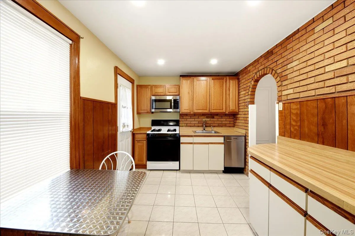 Comfortable eat-in-kitchen Comfortable eat-in-kitchen