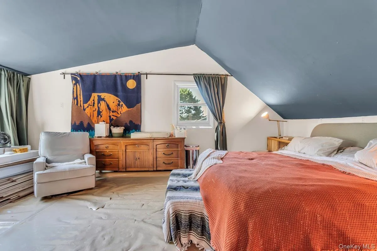Upstairs King Size Primary Bedroom with Dual Entry to Hall Full Bath (tub) Upstairs King Size Primary Bedroom with Dual Entry to Hall Full Bath (tub)