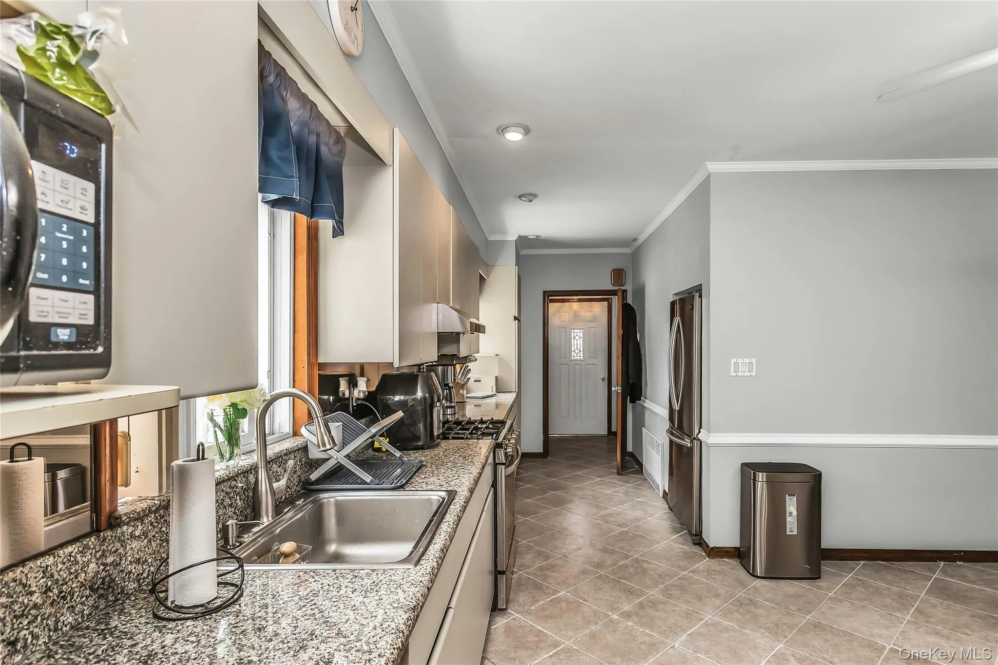 Spacious Eat-In Kitchen off the entry foyer Spacious Eat-In Kitchen off the entry foyer