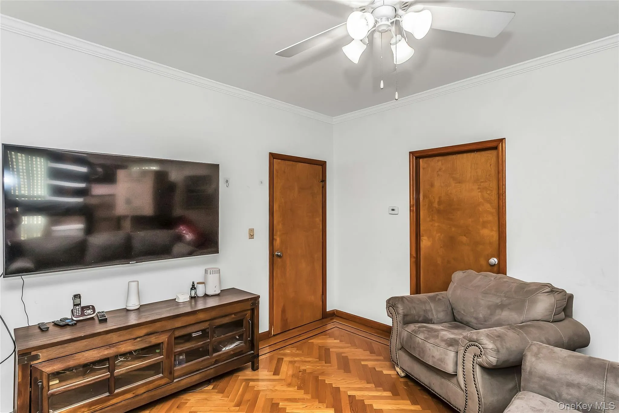 Living Room off of the Kitchen ~ perfect for entertaining! Living Room off of the Kitchen ~ perfect for entertaining!