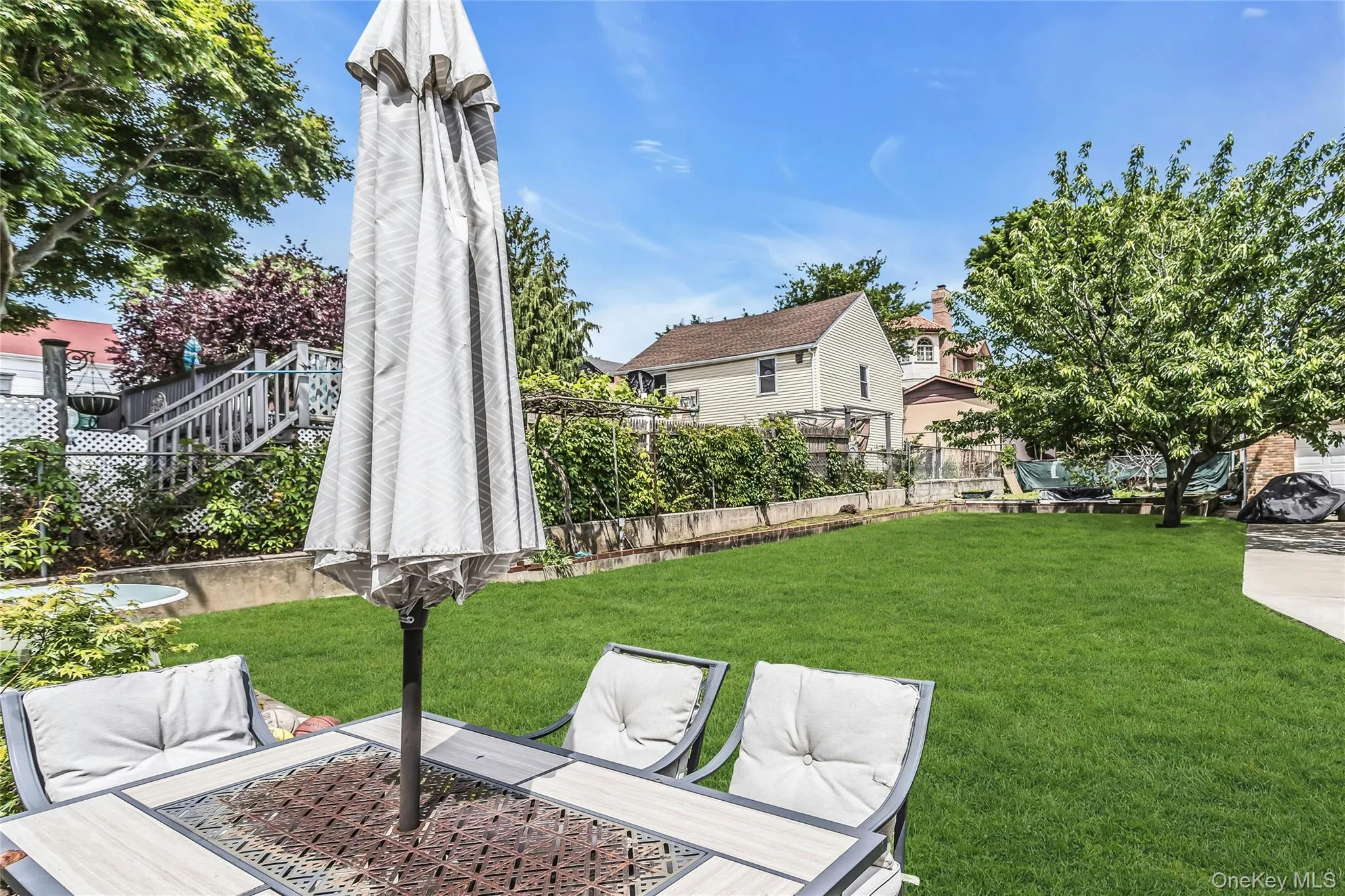 Beautiful parklike grounds in Whitestone Beautiful parklike grounds in Whitestone