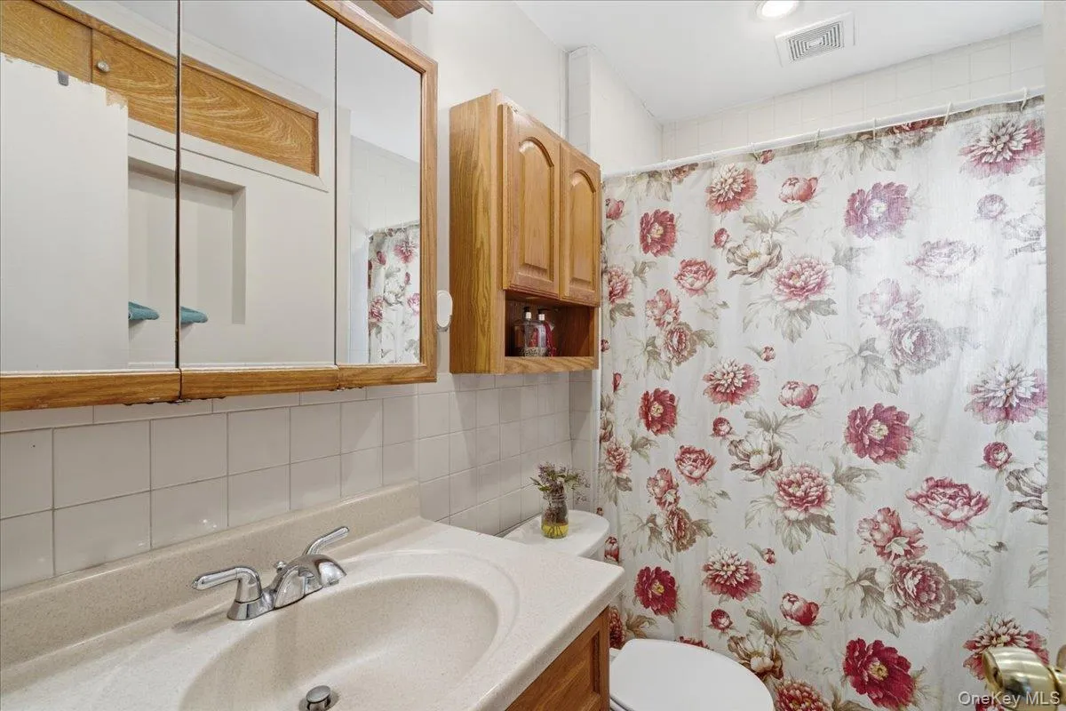 243-11 134th Avenue, New York, NY, 3 Bedrooms Bedrooms, 7 Rooms Rooms,1 BathroomBathrooms,Residential,For Rent,134th,0,997361 243-11 134th Avenue, New York, NY, 3 Bedrooms Bedrooms, 7 Rooms Rooms,1 BathroomBathrooms,Residential,For Rent,134th,0,997361