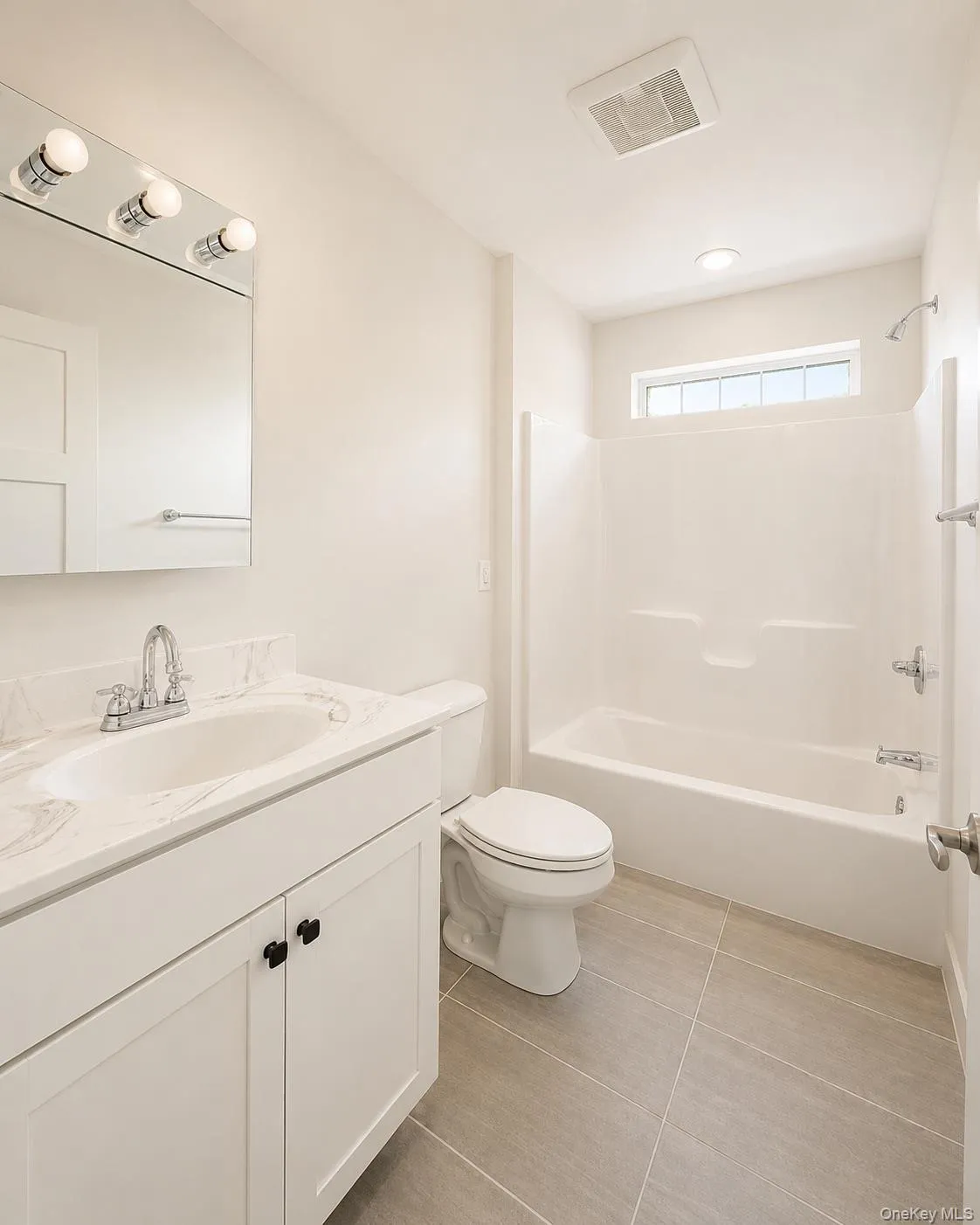 Hallway full-bathroom on top-level Hallway full-bathroom on top-level