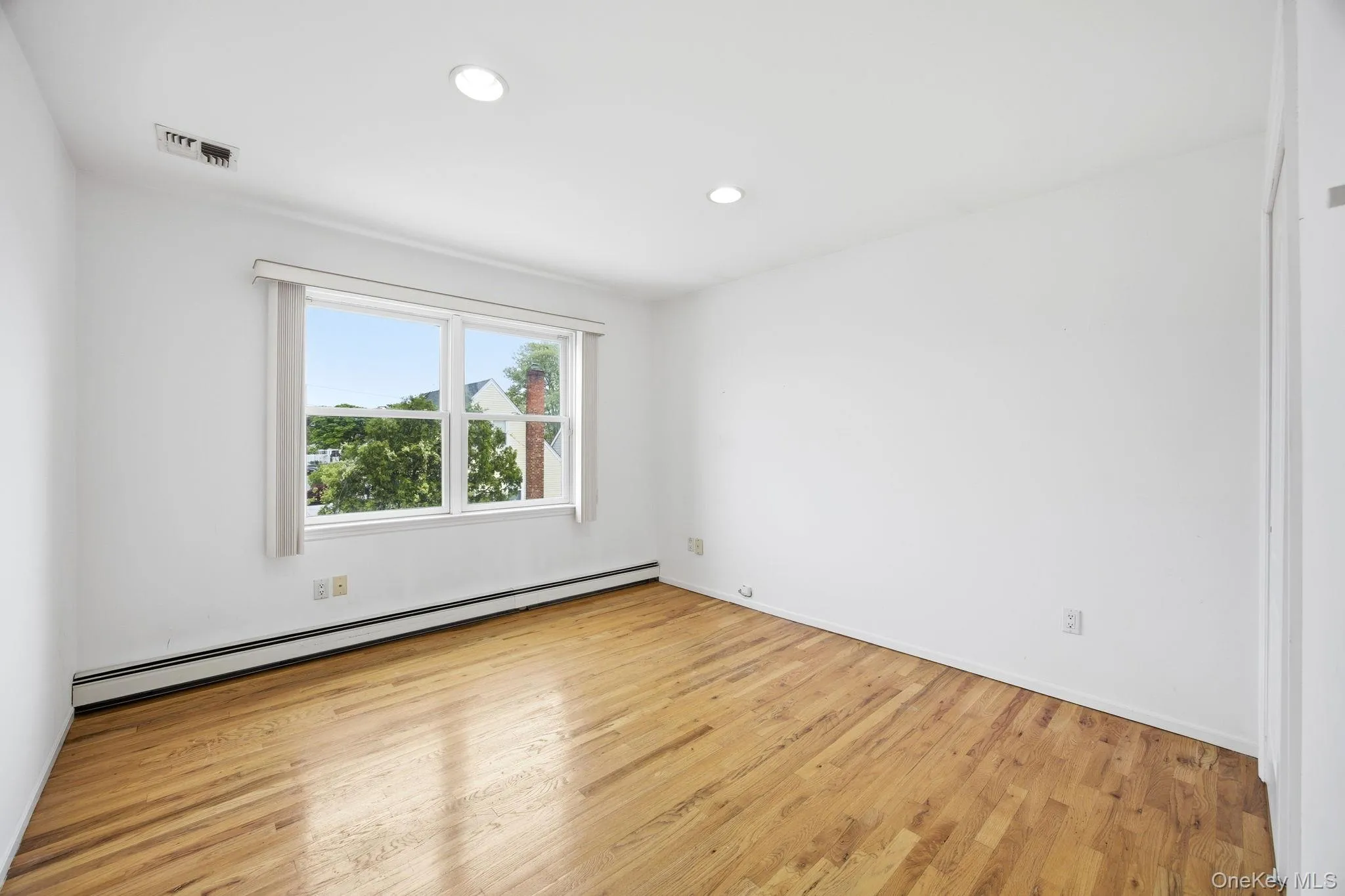 16 6th Avenue, North Hempstead, NY, 4 Bedrooms Bedrooms, 8 Rooms Rooms,2 BathroomsBathrooms,Residential,For Rent,6th,0,997440 16 6th Avenue, North Hempstead, NY, 4 Bedrooms Bedrooms, 8 Rooms Rooms,2 BathroomsBathrooms,Residential,For Rent,6th,0,997440