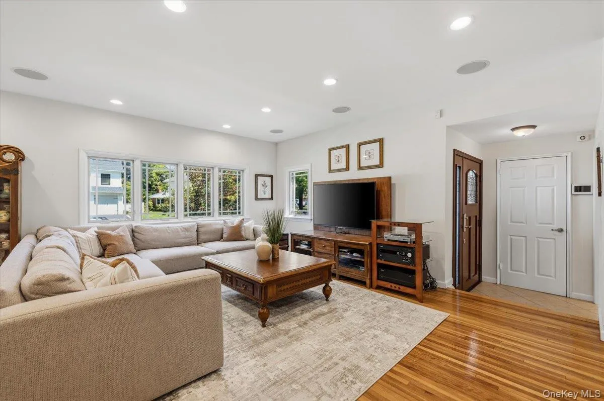 8 Lewis Lane, North Hempstead, NY, 5 Bedrooms Bedrooms, 9 Rooms Rooms,4 BathroomsBathrooms,Residential,For Rent,Lewis,0,997502 8 Lewis Lane, North Hempstead, NY, 5 Bedrooms Bedrooms, 9 Rooms Rooms,4 BathroomsBathrooms,Residential,For Rent,Lewis,0,997502