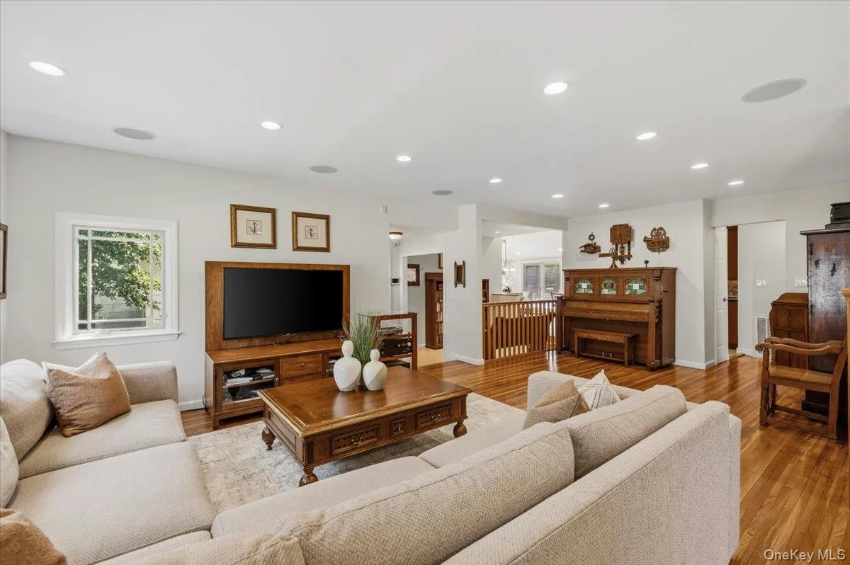 8 Lewis Lane, North Hempstead, NY, 5 Bedrooms Bedrooms, 9 Rooms Rooms,4 BathroomsBathrooms,Residential,For Rent,Lewis,0,997502 8 Lewis Lane, North Hempstead, NY, 5 Bedrooms Bedrooms, 9 Rooms Rooms,4 BathroomsBathrooms,Residential,For Rent,Lewis,0,997502