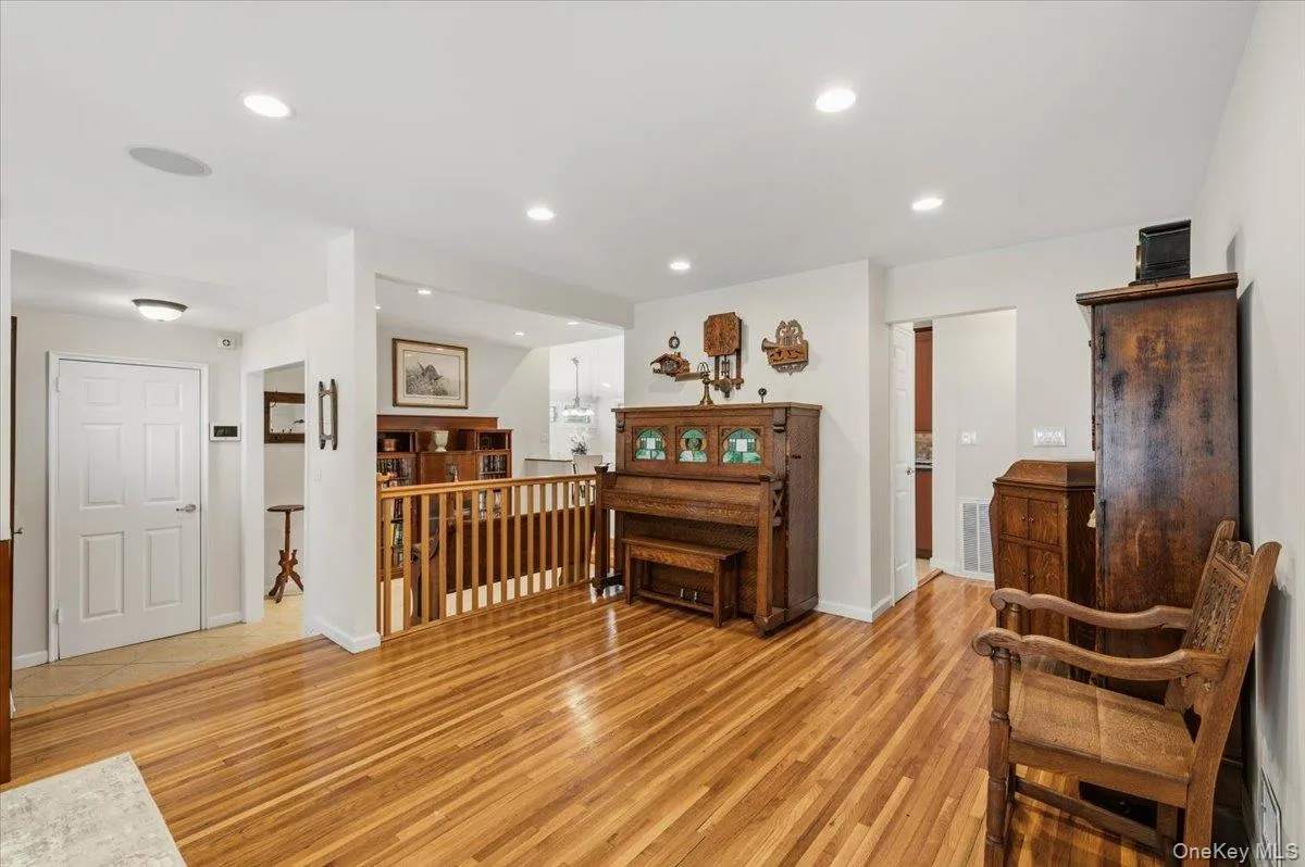 8 Lewis Lane, North Hempstead, NY, 5 Bedrooms Bedrooms, 9 Rooms Rooms,4 BathroomsBathrooms,Residential,For Rent,Lewis,0,997502 8 Lewis Lane, North Hempstead, NY, 5 Bedrooms Bedrooms, 9 Rooms Rooms,4 BathroomsBathrooms,Residential,For Rent,Lewis,0,997502