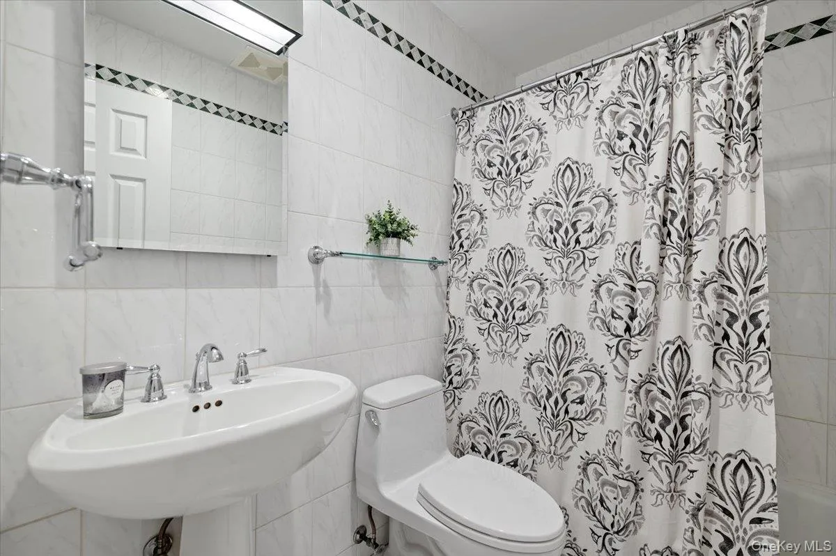 8 Lewis Lane, North Hempstead, NY, 5 Bedrooms Bedrooms, 9 Rooms Rooms,4 BathroomsBathrooms,Residential,For Rent,Lewis,0,997502 8 Lewis Lane, North Hempstead, NY, 5 Bedrooms Bedrooms, 9 Rooms Rooms,4 BathroomsBathrooms,Residential,For Rent,Lewis,0,997502