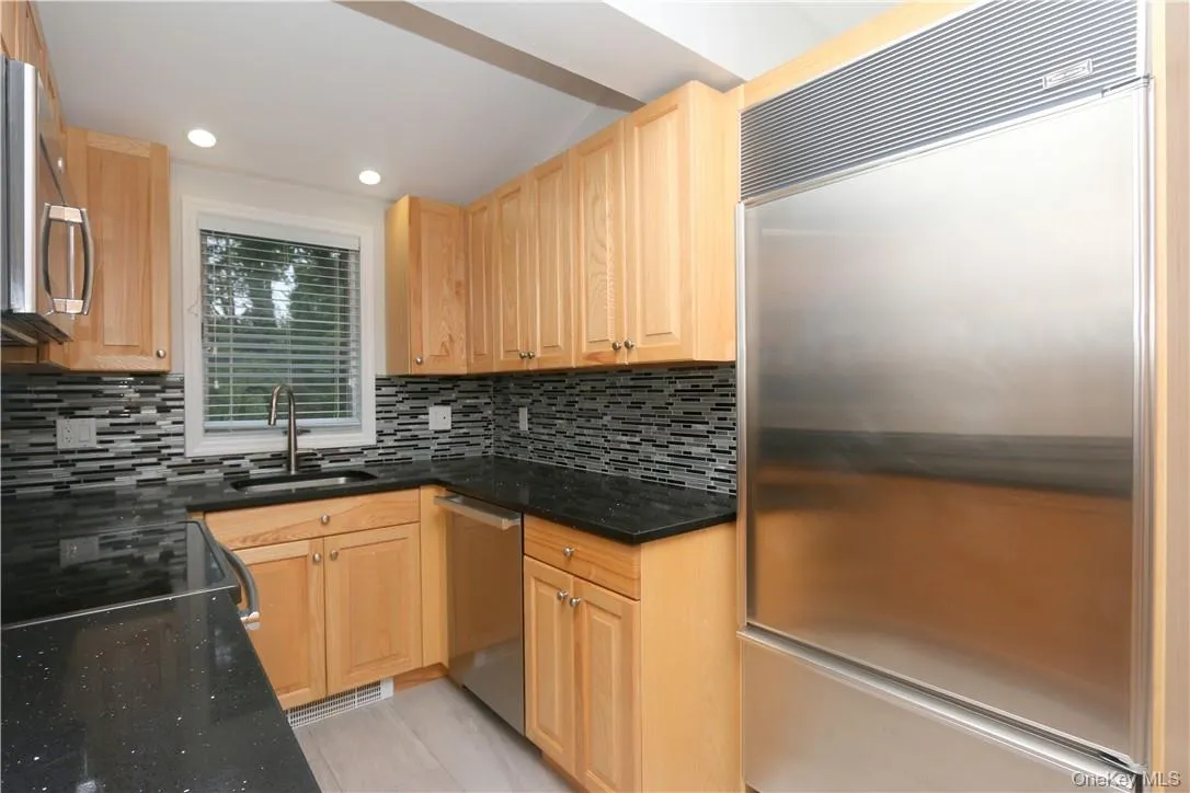 Notice the glass backsplash. Notice the glass backsplash.