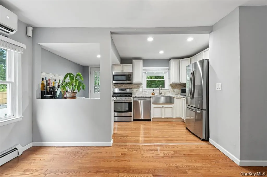 8 Broadway, Clarkstown, NY, 3 Bedrooms Bedrooms, 6 Rooms Rooms,2 BathroomsBathrooms,Residential Lease,For Rent,Broadway,0,KEY997509 8 Broadway, Clarkstown, NY, 3 Bedrooms Bedrooms, 6 Rooms Rooms,2 BathroomsBathrooms,Residential Lease,For Rent,Broadway,0,KEY997509