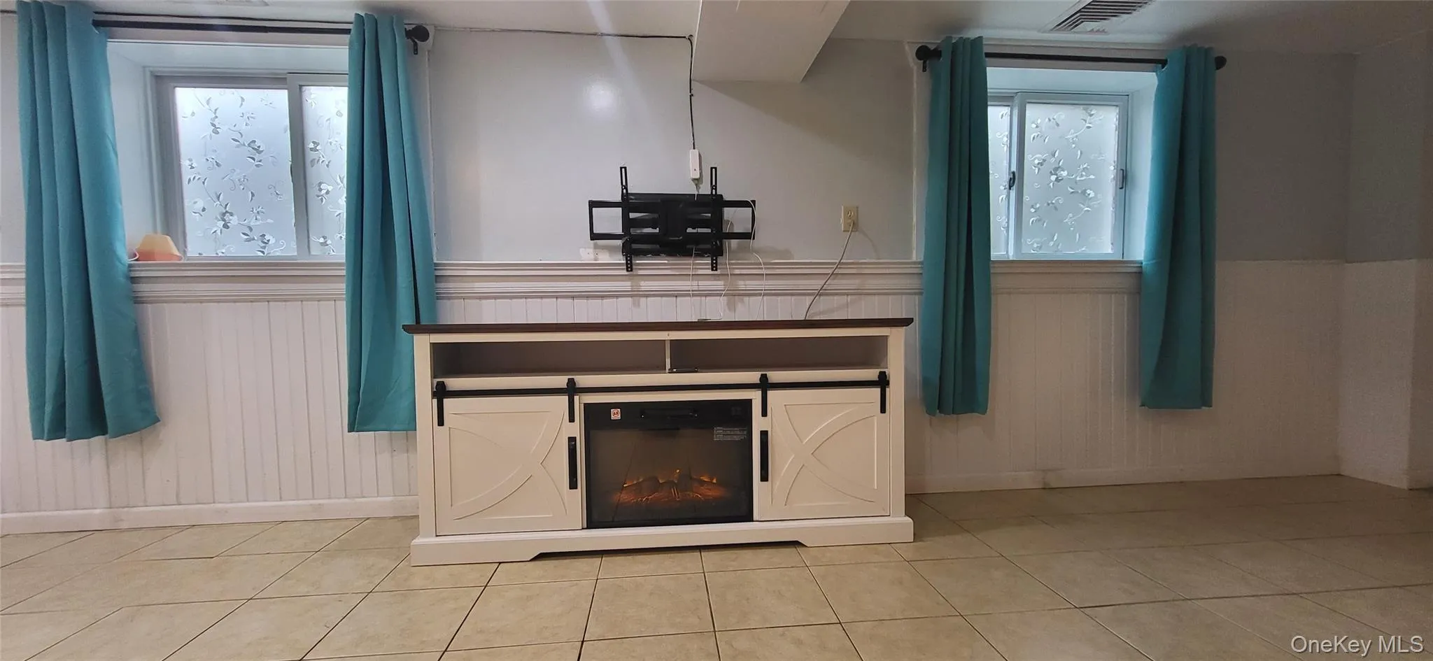 Free-standing electric fireplace Free-standing electric fireplace