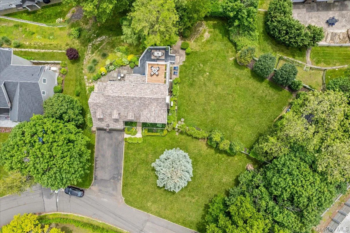 Lovely landscaped property. Lovely landscaped property.