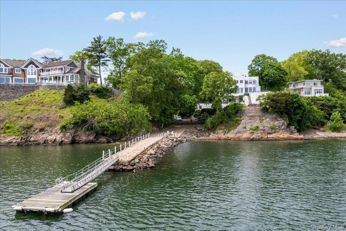 Enjoy beach access and mooring rights through membership in the Greyrock Neighborhood Association. Perfect for boating, kayaking and enjoying a coastal lifestyle. Enjoy beach access and mooring rights through membership in the Greyrock Neighborhood Association. Perfect for boating, kayaking and enjoying a coastal lifestyle.