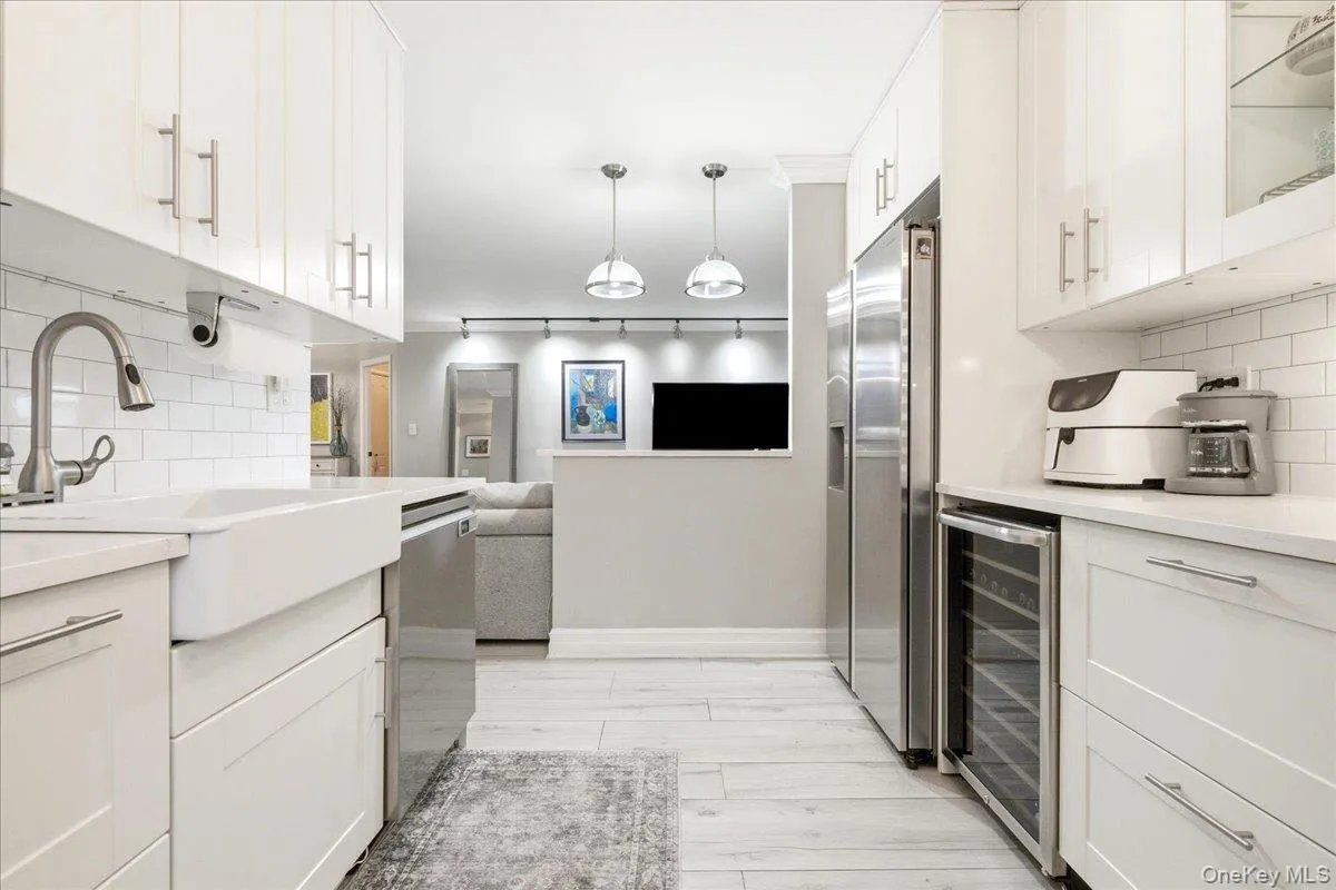 70-25 Yellowstone Boulevard, New York, NY, 3 Bedrooms Bedrooms, 5 Rooms Rooms,2 BathroomsBathrooms,Residential,For Rent,Yellowstone,0,997563 70-25 Yellowstone Boulevard, New York, NY, 3 Bedrooms Bedrooms, 5 Rooms Rooms,2 BathroomsBathrooms,Residential,For Rent,Yellowstone,0,997563