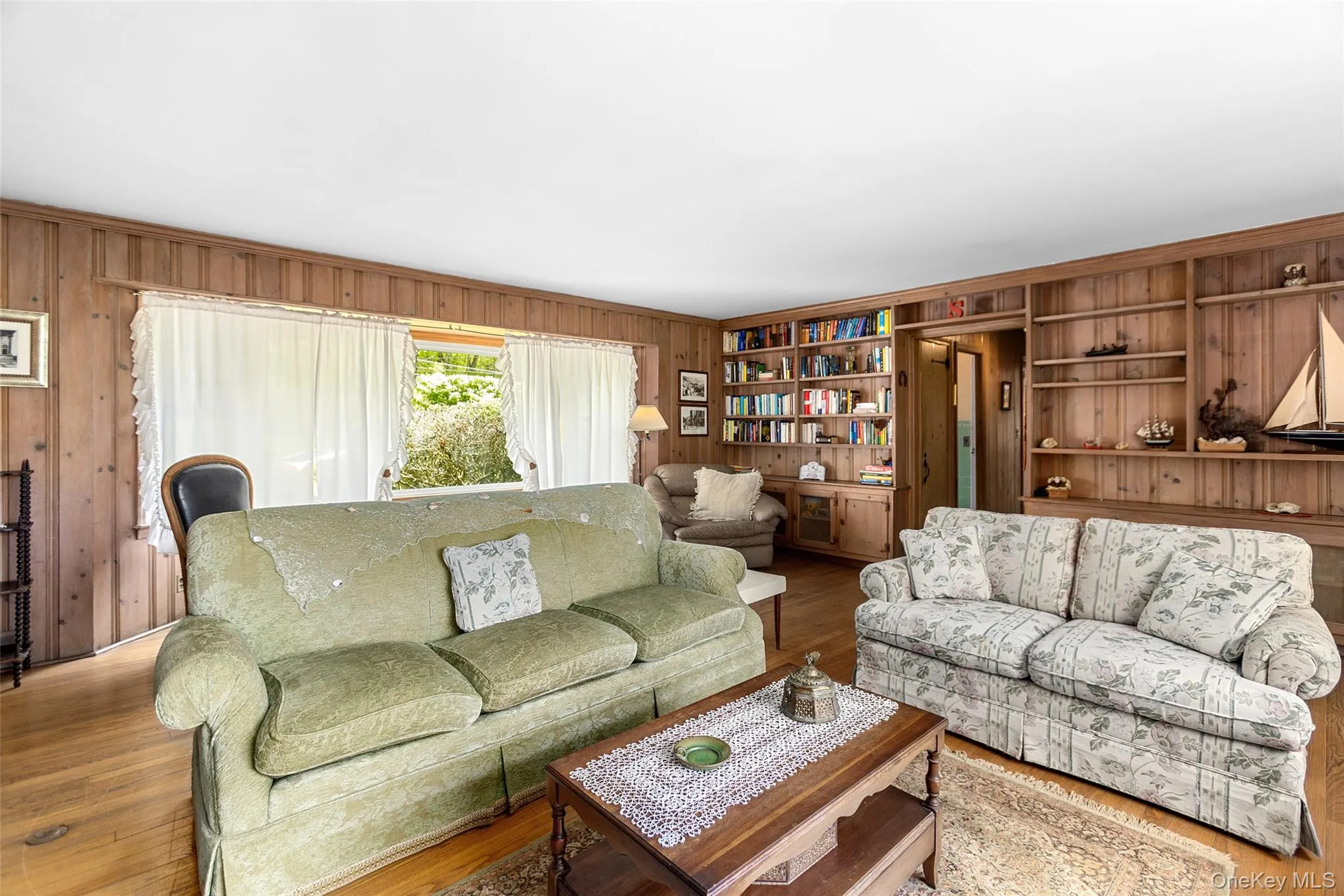 Large picture windows in front and rear Large picture windows in front and rear