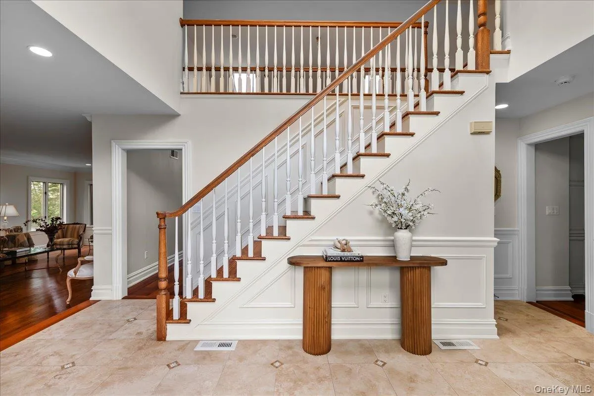 Beautiful entrance with grand staircase Beautiful entrance with grand staircase