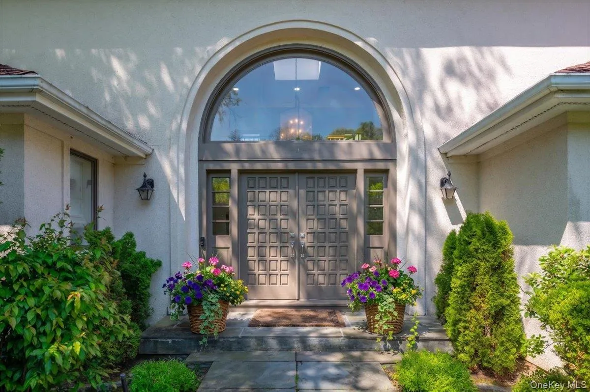 Stunning Entrance with arch Stunning Entrance with arch