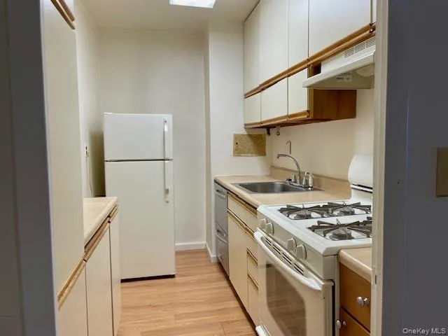 39-65 52nd Street, New York, NY, 1 Bedroom Bedrooms, 3 Rooms Rooms,1 BathroomBathrooms,Residential,For Rent,52nd,0,997643 39-65 52nd Street, New York, NY, 1 Bedroom Bedrooms, 3 Rooms Rooms,1 BathroomBathrooms,Residential,For Rent,52nd,0,997643