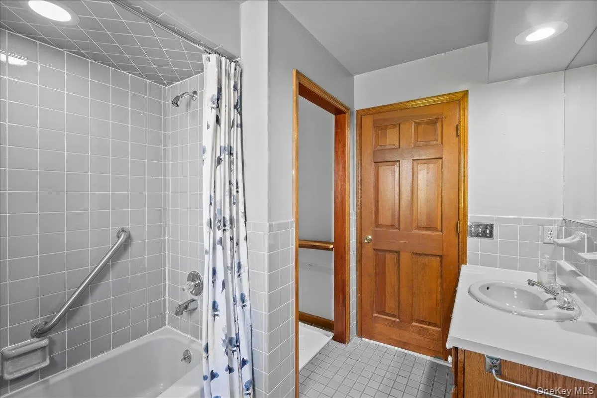 The generous size provides lots of possibilities for a modern update. The generous size provides lots of possibilities for a modern update.