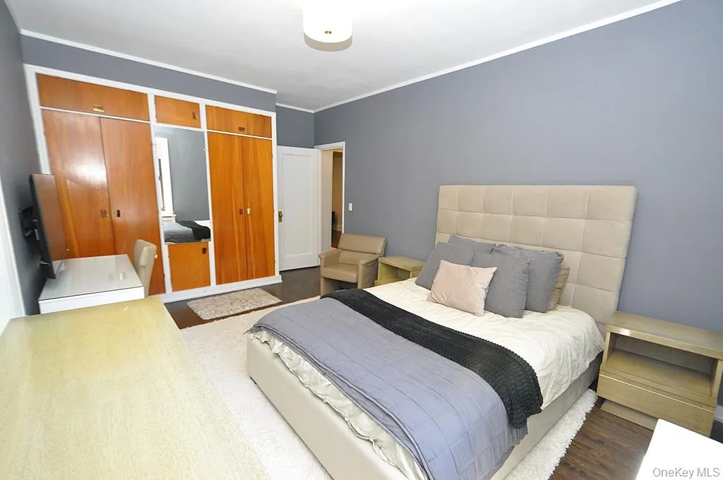 Corner Bedroom overlooks Garth Woods and Has two large closets. Corner Bedroom overlooks Garth Woods and Has two large closets.